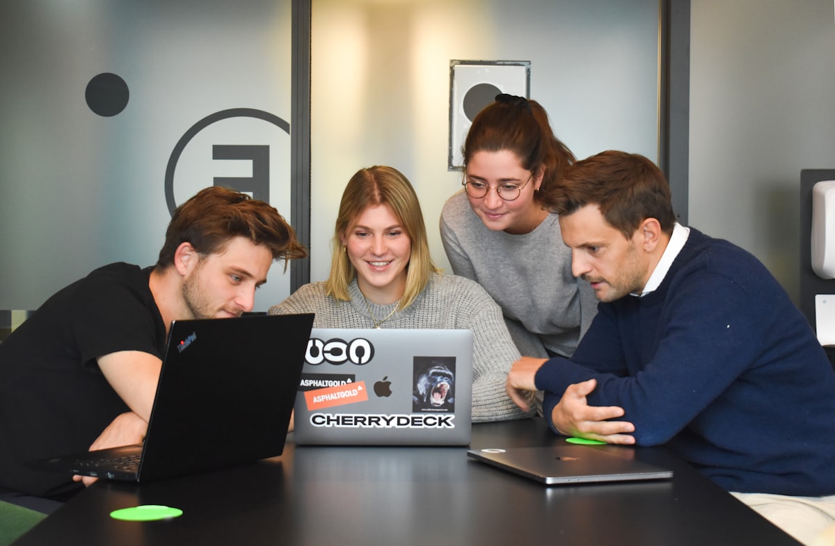 Equipe de desenvolvimento trabalhando em um projeto de software