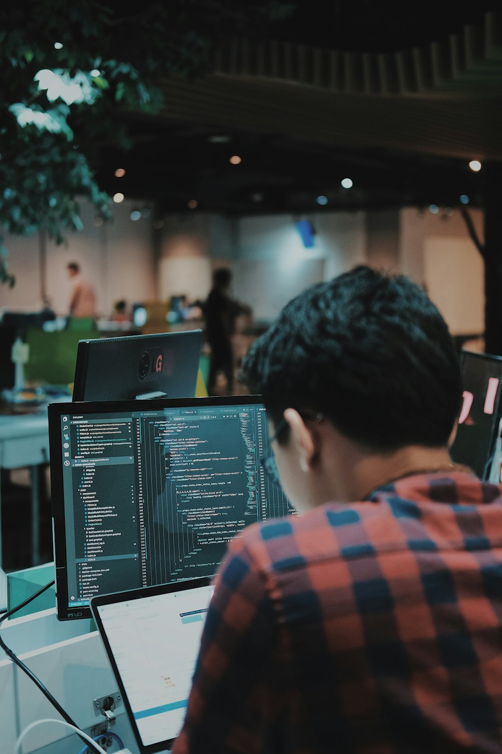 Desenvolvedor programando em múltiplos monitores